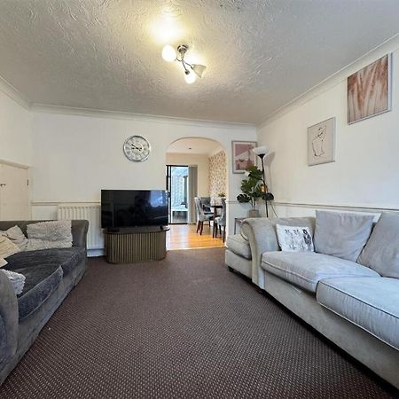 Clove, 3-4 Bed House With Garden, Free Parking, Sleeps 9 In Grays & Chafford Hundred Stifford Kültér fotó