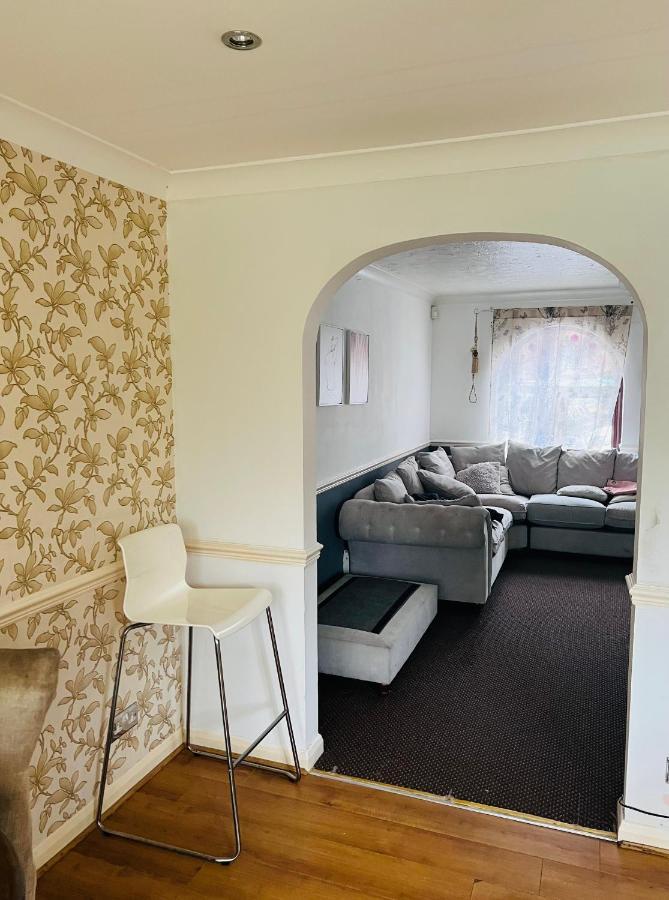 Clove, 3-4 Bed House With Garden, Free Parking, Sleeps 9 In Grays & Chafford Hundred Stifford Kültér fotó