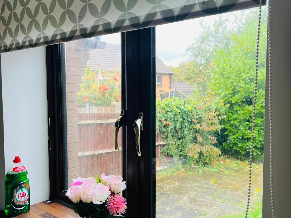 Clove, 3-4 Bed House With Garden, Free Parking, Sleeps 9 In Grays & Chafford Hundred Stifford Kültér fotó
