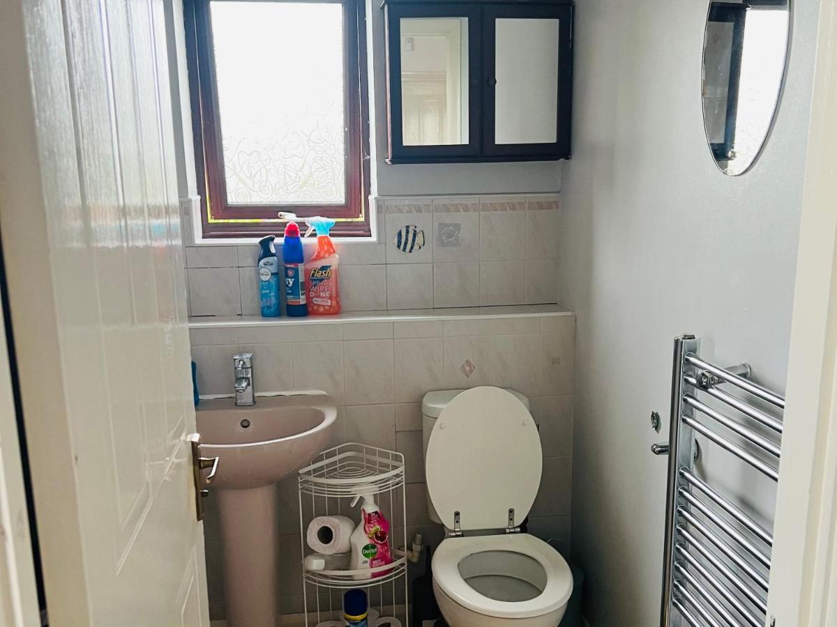 Clove, 3-4 Bed House With Garden, Free Parking, Sleeps 9 In Grays & Chafford Hundred Stifford Kültér fotó