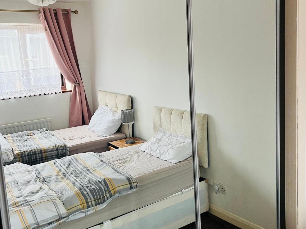 Clove, 3-4 Bed House With Garden, Free Parking, Sleeps 9 In Grays & Chafford Hundred Stifford Kültér fotó