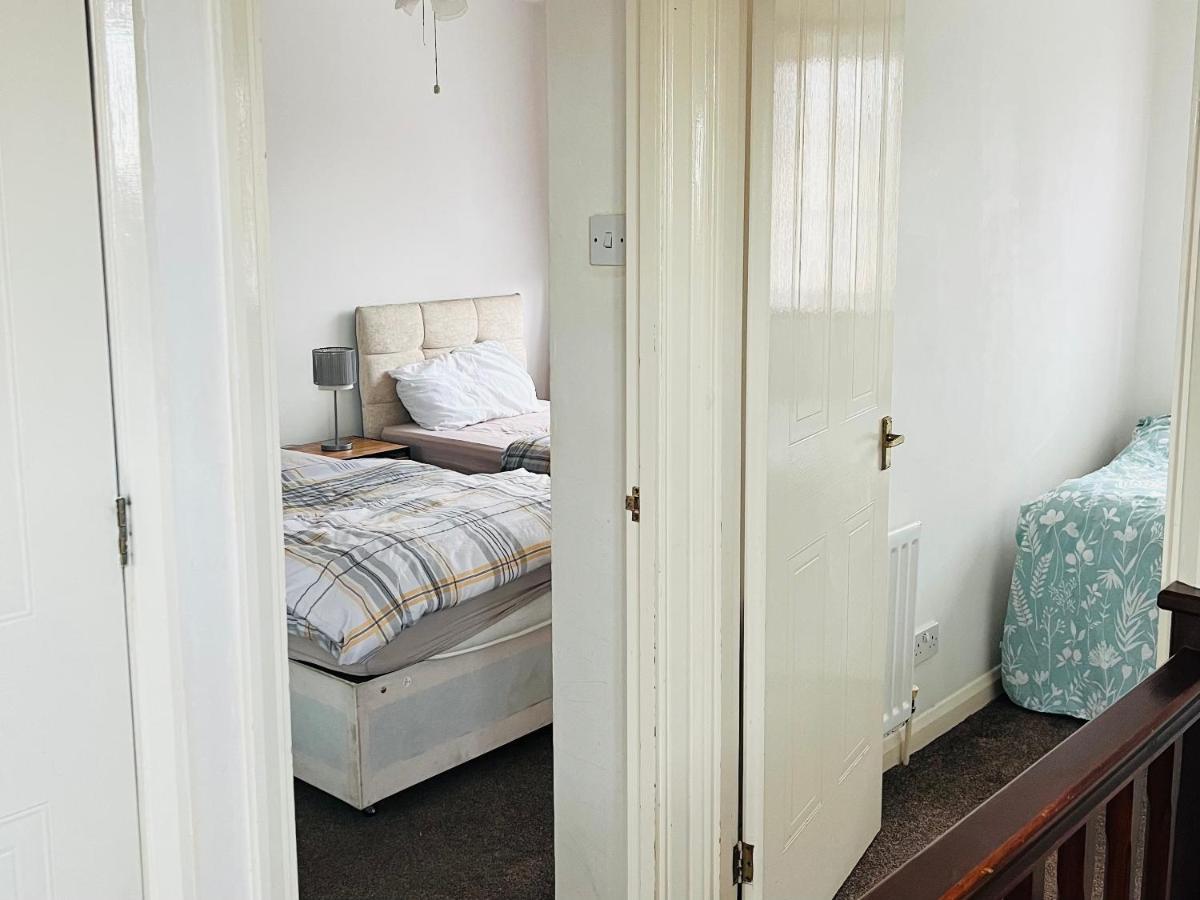 Clove, 3-4 Bed House With Garden, Free Parking, Sleeps 9 In Grays & Chafford Hundred Stifford Kültér fotó
