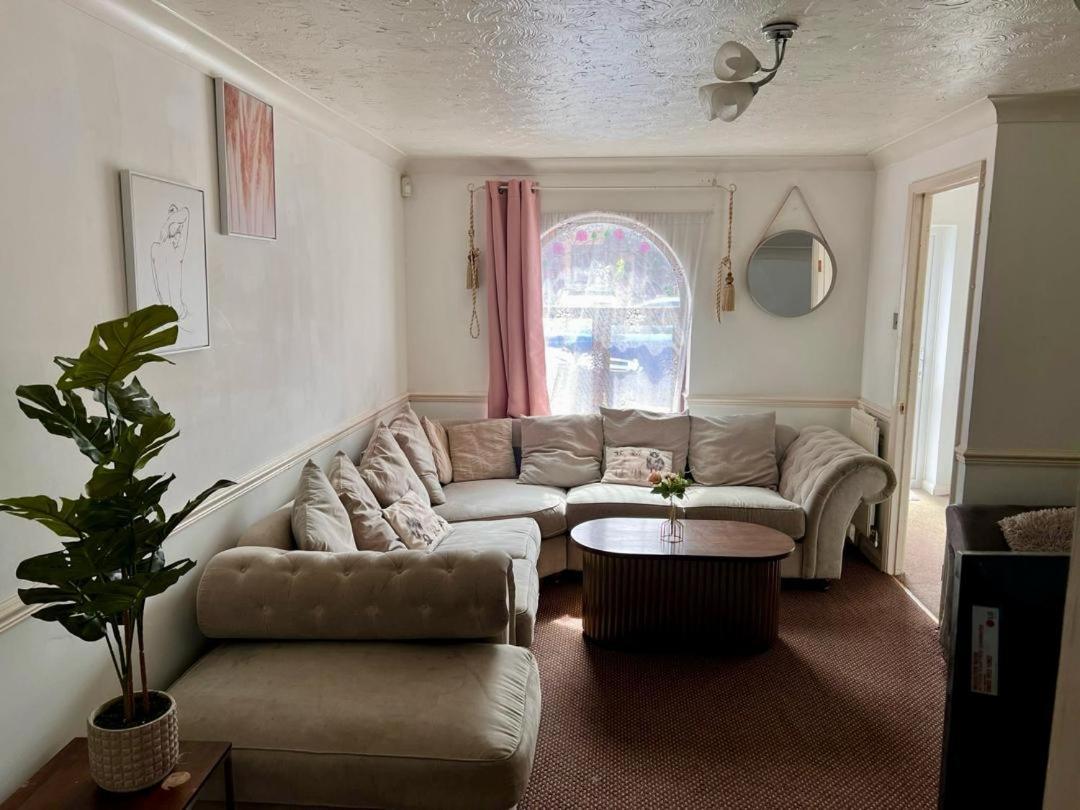 Clove, 3-4 Bed House With Garden, Free Parking, Sleeps 9 In Grays & Chafford Hundred Stifford Kültér fotó