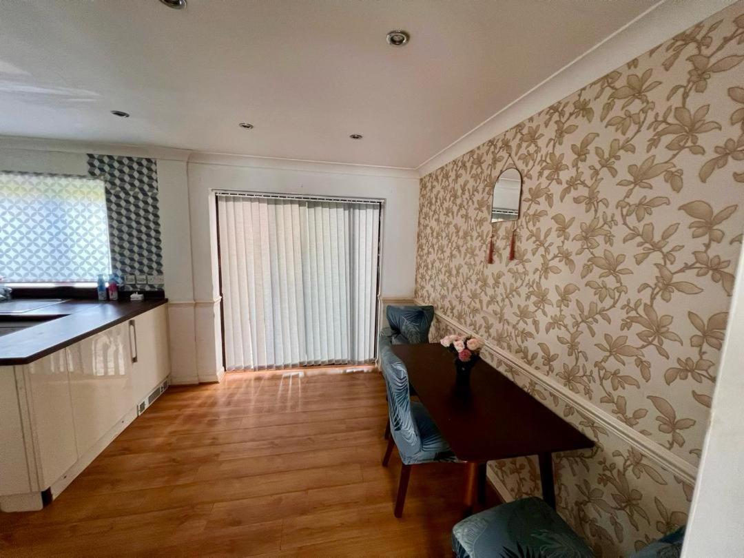 Clove, 3-4 Bed House With Garden, Free Parking, Sleeps 9 In Grays & Chafford Hundred Stifford Kültér fotó