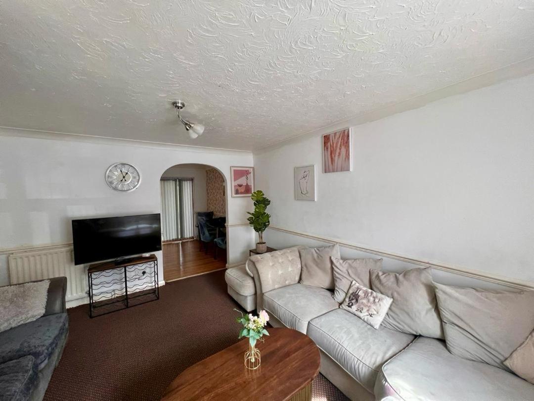 Clove, 3-4 Bed House With Garden, Free Parking, Sleeps 9 In Grays & Chafford Hundred Stifford Kültér fotó