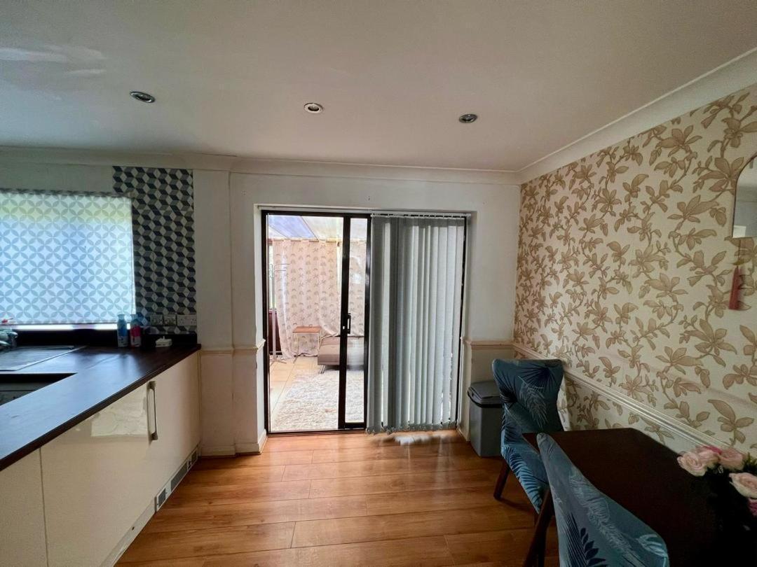 Clove, 3-4 Bed House With Garden, Free Parking, Sleeps 9 In Grays & Chafford Hundred Stifford Kültér fotó