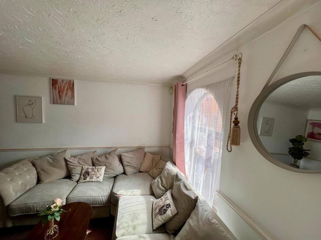 Clove, 3-4 Bed House With Garden, Free Parking, Sleeps 9 In Grays & Chafford Hundred Stifford Kültér fotó