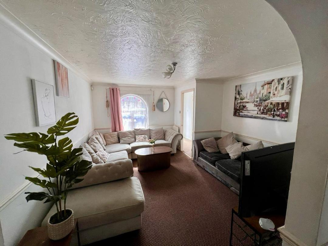 Clove, 3-4 Bed House With Garden, Free Parking, Sleeps 9 In Grays & Chafford Hundred Stifford Kültér fotó