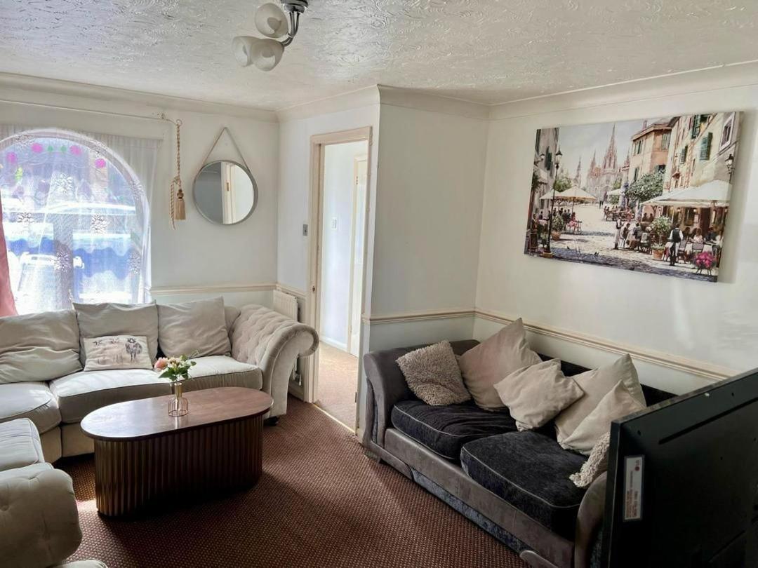 Clove, 3-4 Bed House With Garden, Free Parking, Sleeps 9 In Grays & Chafford Hundred Stifford Kültér fotó
