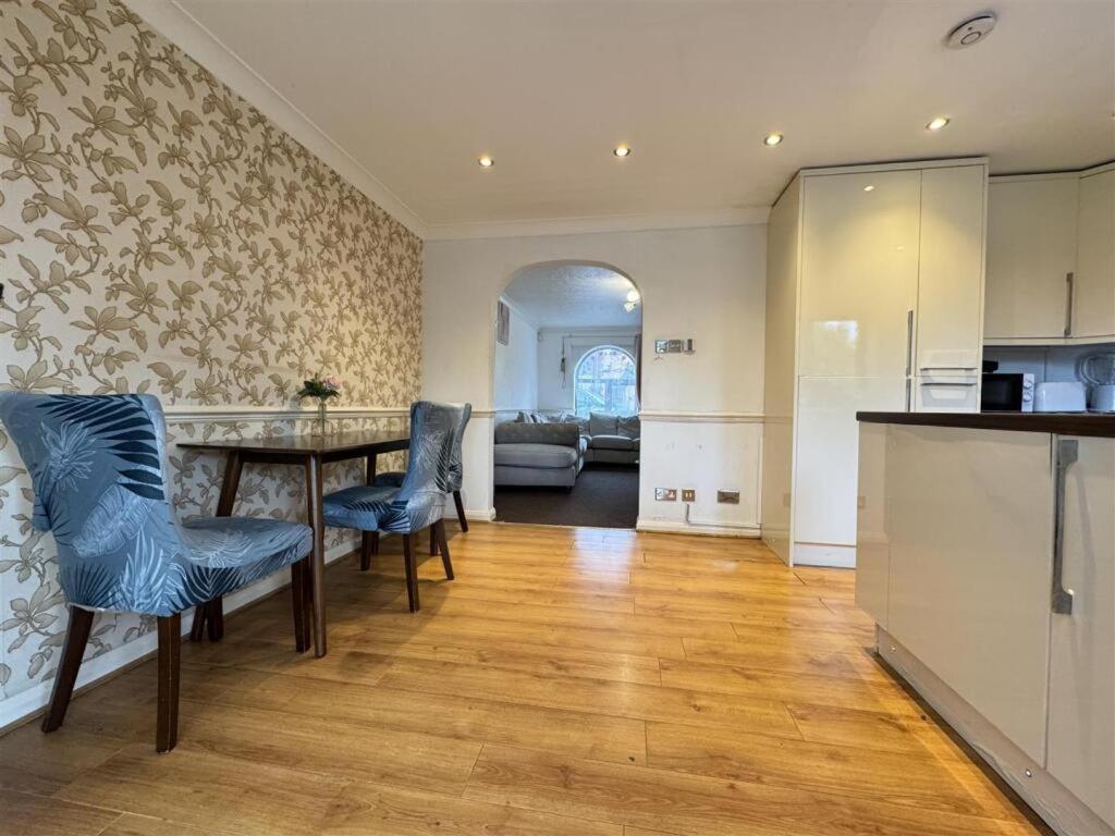 Clove, 3-4 Bed House With Garden, Free Parking, Sleeps 9 In Grays & Chafford Hundred Stifford Kültér fotó