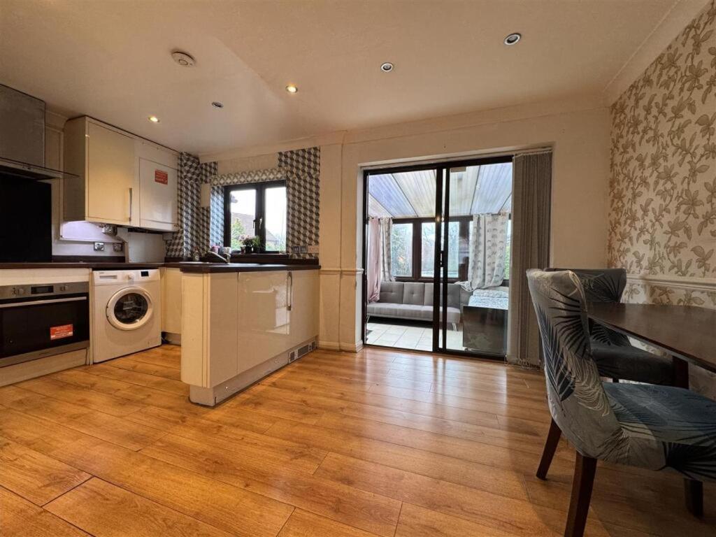 Clove, 3-4 Bed House With Garden, Free Parking, Sleeps 9 In Grays & Chafford Hundred Stifford Kültér fotó