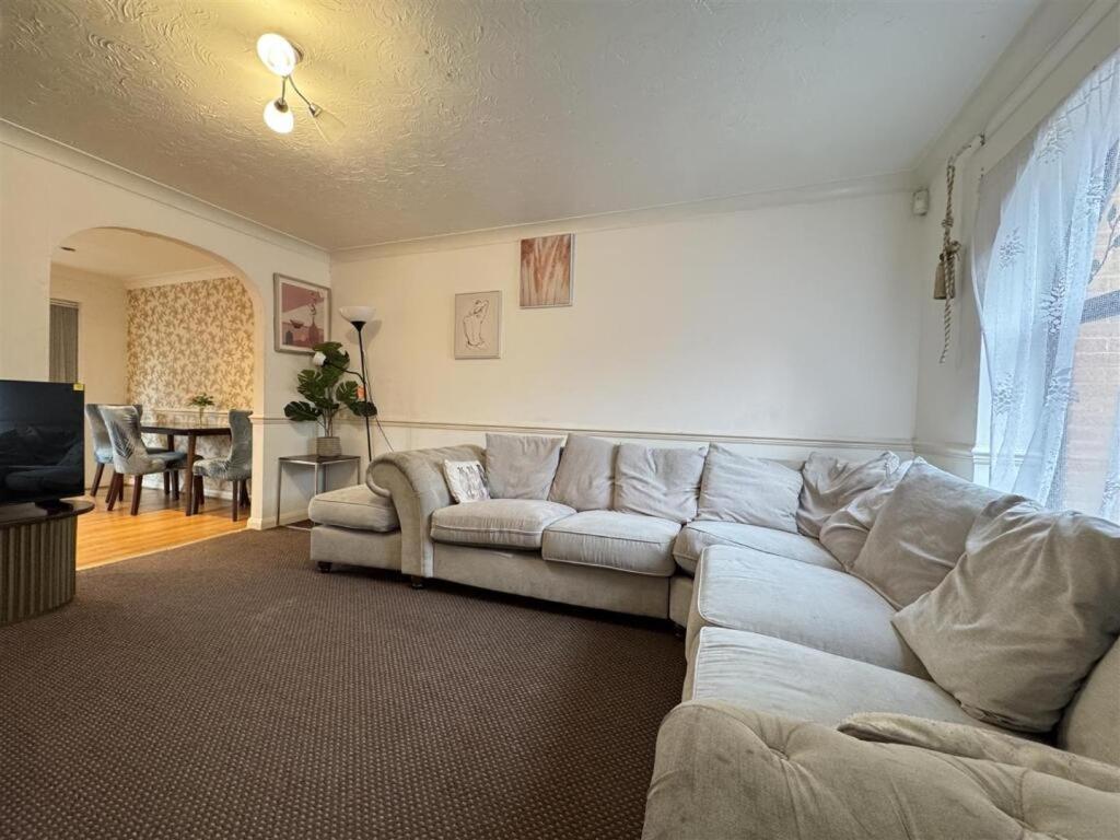 Clove, 3-4 Bed House With Garden, Free Parking, Sleeps 9 In Grays & Chafford Hundred Stifford Kültér fotó
