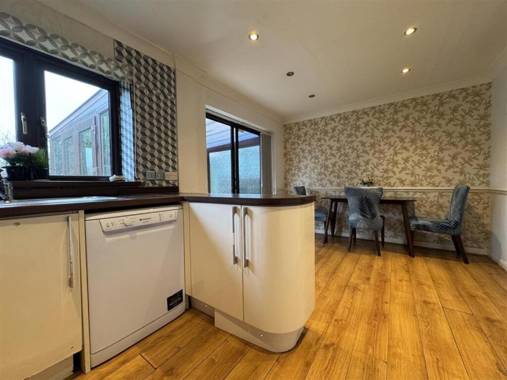 Clove, 3-4 Bed House With Garden, Free Parking, Sleeps 9 In Grays & Chafford Hundred Stifford Kültér fotó